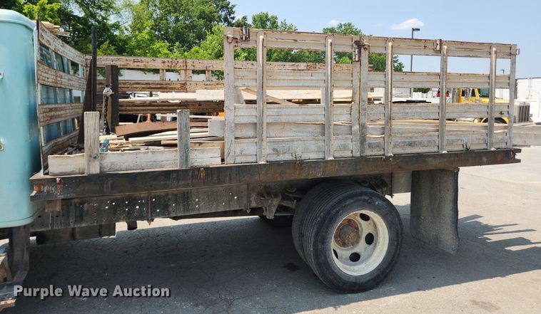 image for item LX9589 1991 International 4600  flatbed truck