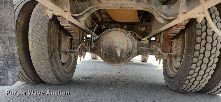 image for item LX9589 1991 International 4600  flatbed truck