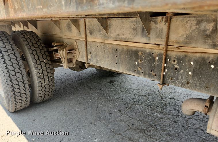 image for item LX9589 1991 International 4600  flatbed truck