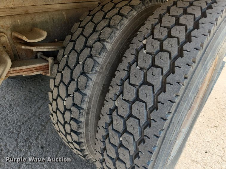 image for item LX9589 1991 International 4600  flatbed truck