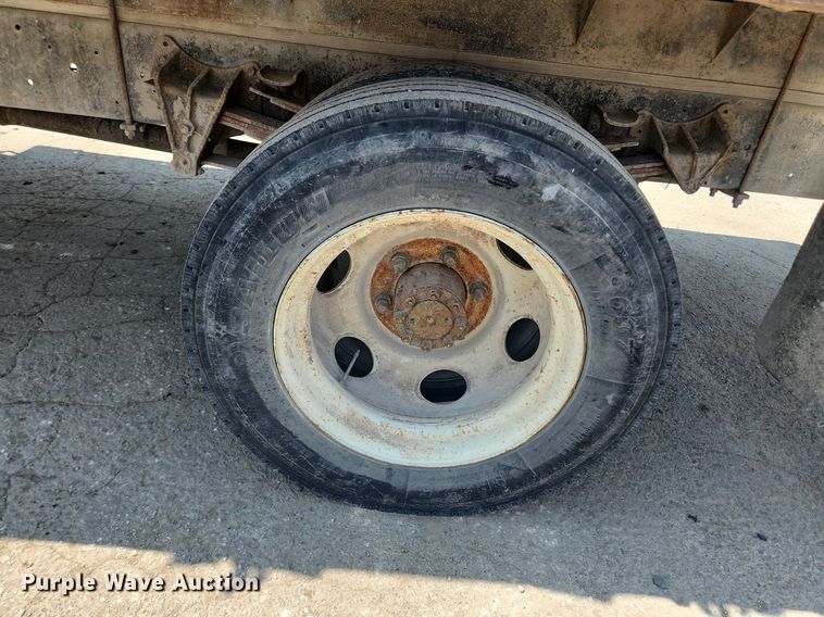 image for item LX9589 1991 International 4600  flatbed truck