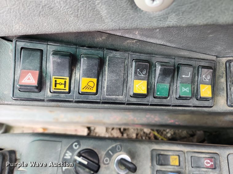 image for item LX9595 2004 Volvo EW180B  wheeled excavator