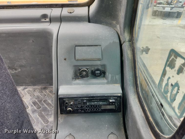 image for item LX9595 2004 Volvo EW180B  wheeled excavator