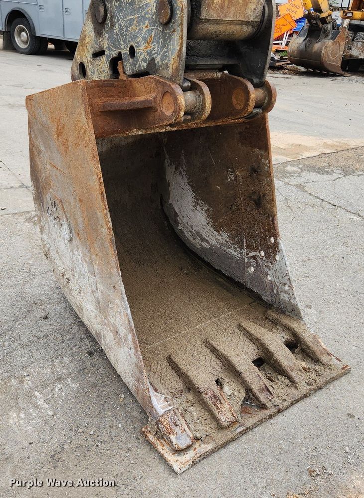 image for item LX9595 2004 Volvo EW180B  wheeled excavator