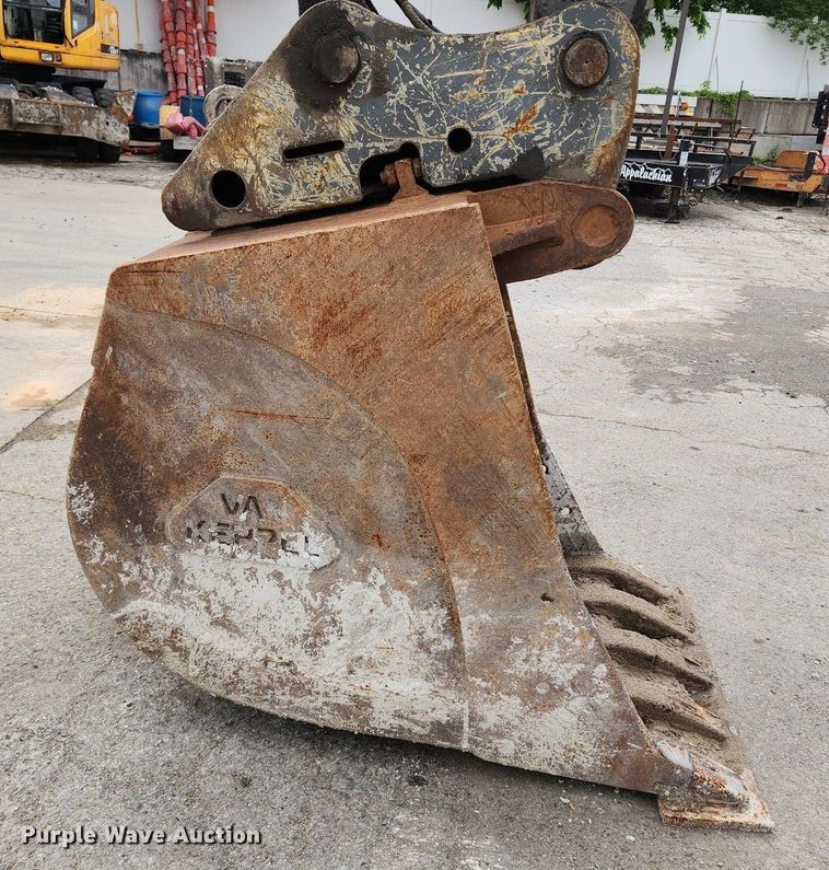 image for item LX9595 2004 Volvo EW180B  wheeled excavator