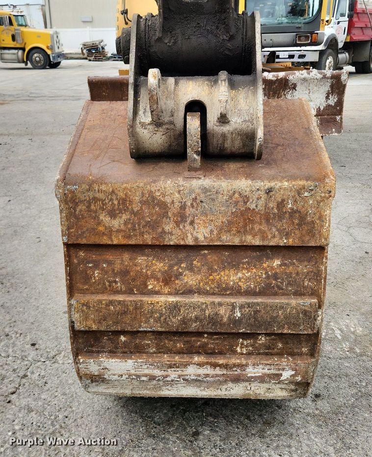 image for item LX9595 2004 Volvo EW180B  wheeled excavator