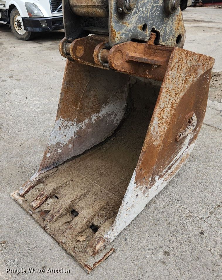 image for item LX9595 2004 Volvo EW180B  wheeled excavator