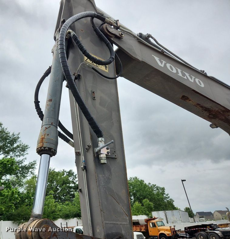 image for item LX9595 2004 Volvo EW180B  wheeled excavator