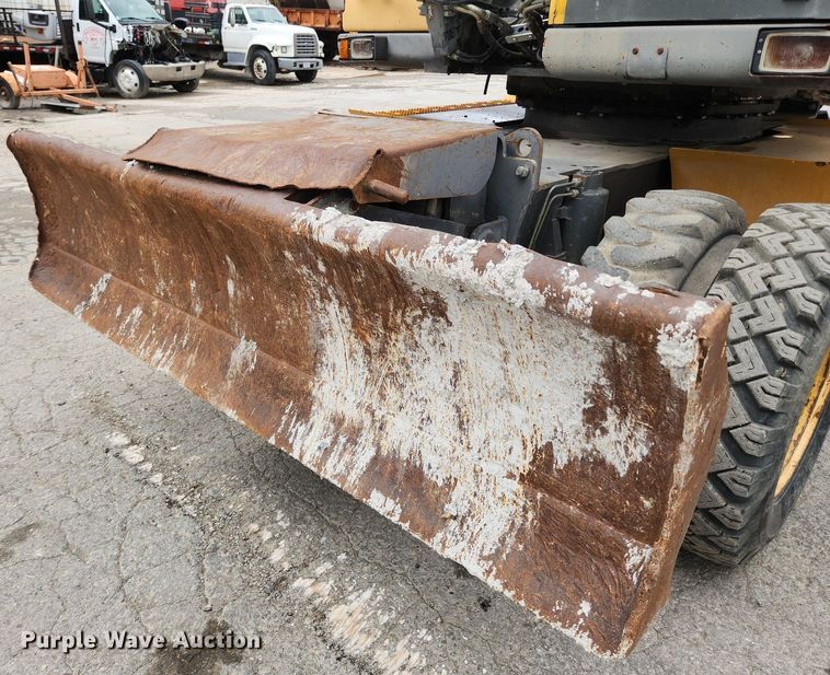 image for item LX9595 2004 Volvo EW180B  wheeled excavator