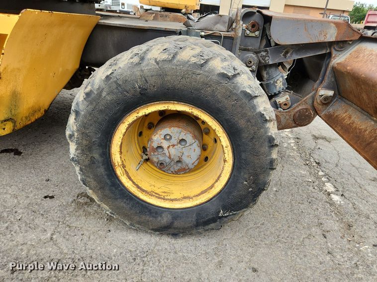 image for item LX9595 2004 Volvo EW180B  wheeled excavator