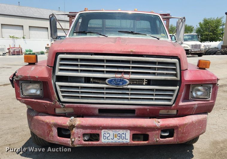 image for item LX9638 1992 Ford F600  flatbed truck