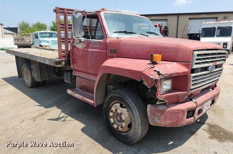 image for item LX9638 1992 Ford F600  flatbed truck
