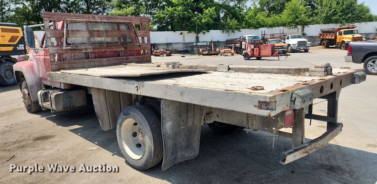 image for item LX9638 1992 Ford F600  flatbed truck