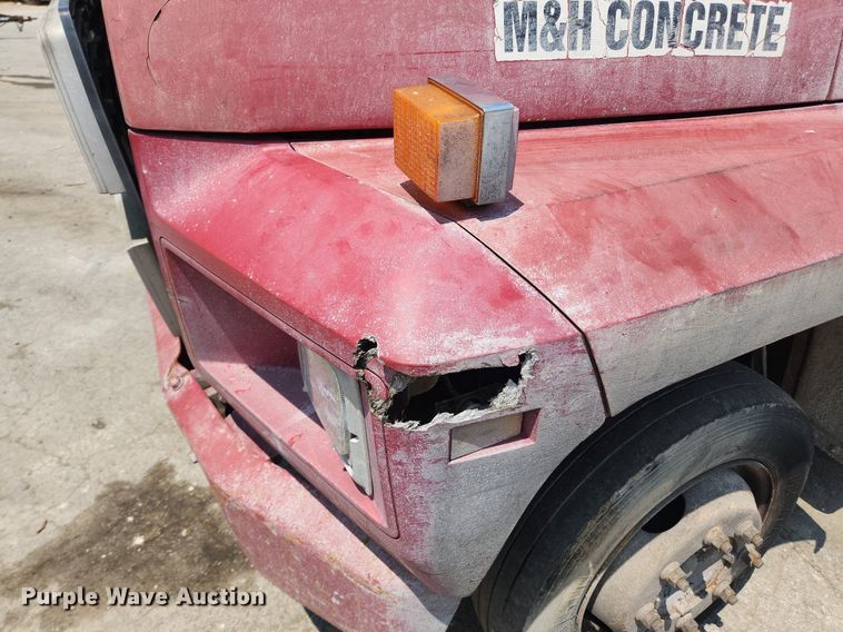 image for item LX9638 1992 Ford F600  flatbed truck