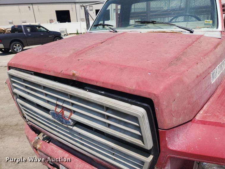 image for item LX9638 1992 Ford F600  flatbed truck