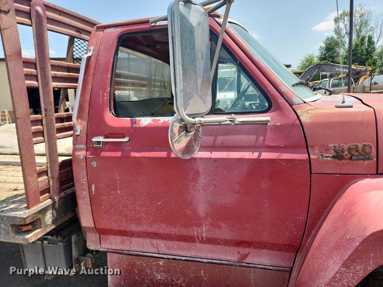 image for item LX9638 1992 Ford F600  flatbed truck