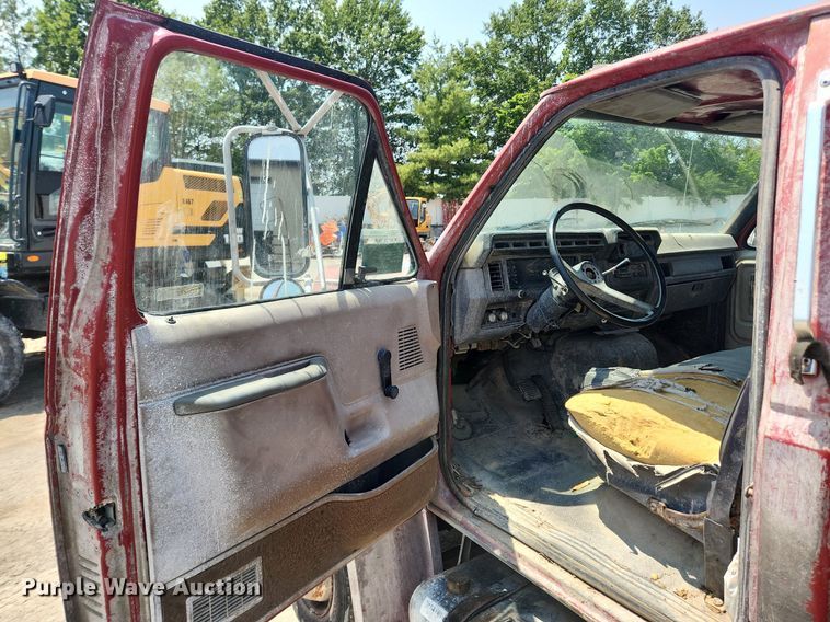 image for item LX9638 1992 Ford F600  flatbed truck