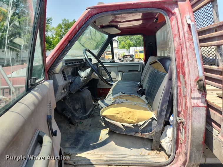 image for item LX9638 1992 Ford F600  flatbed truck