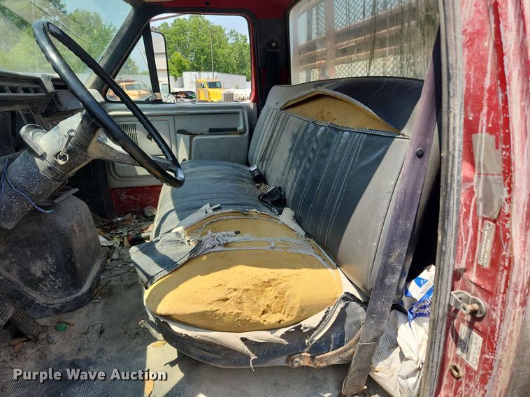 image for item LX9638 1992 Ford F600  flatbed truck