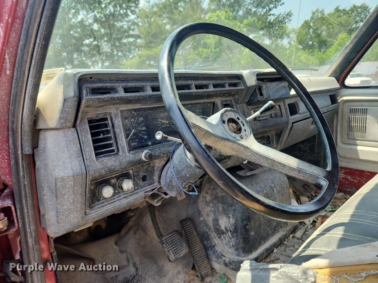 image for item LX9638 1992 Ford F600  flatbed truck