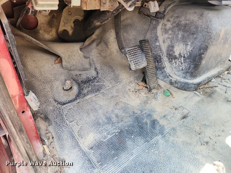 image for item LX9638 1992 Ford F600  flatbed truck