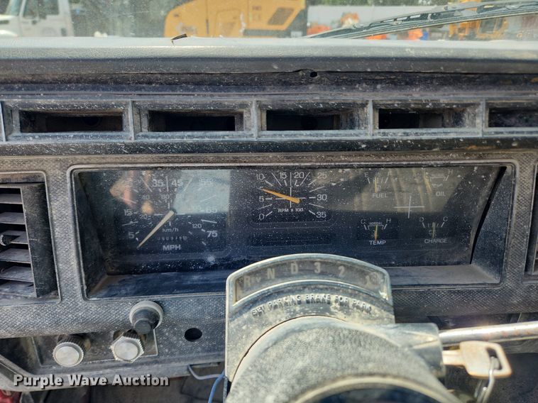 image for item LX9638 1992 Ford F600  flatbed truck