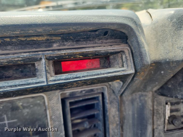 image for item LX9638 1992 Ford F600  flatbed truck