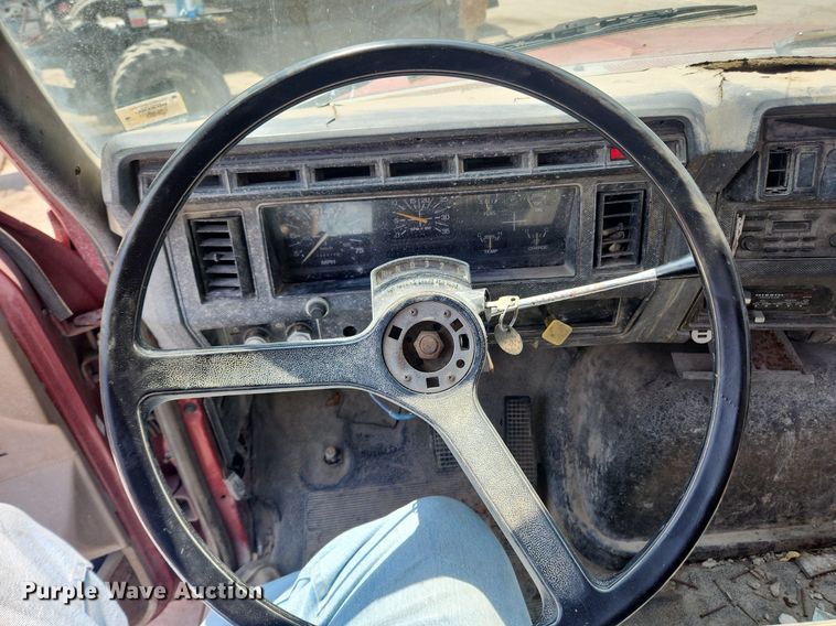 image for item LX9638 1992 Ford F600  flatbed truck