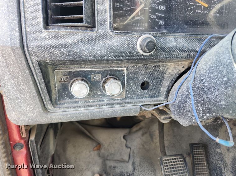 image for item LX9638 1992 Ford F600  flatbed truck