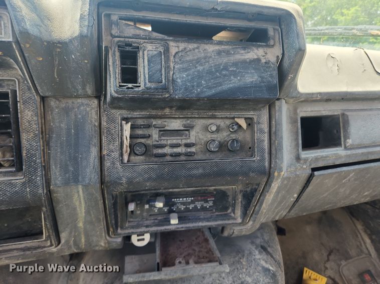 image for item LX9638 1992 Ford F600  flatbed truck