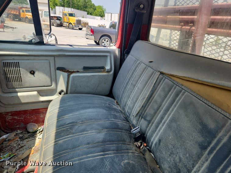 image for item LX9638 1992 Ford F600  flatbed truck