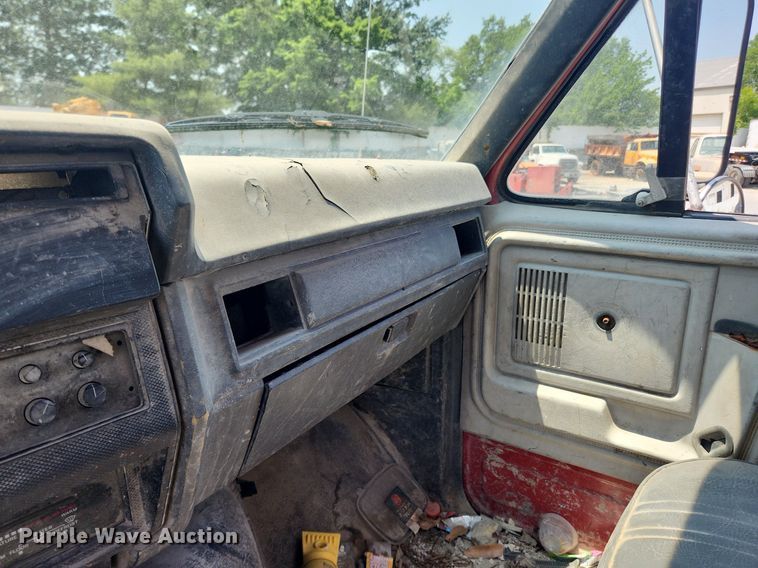 image for item LX9638 1992 Ford F600  flatbed truck