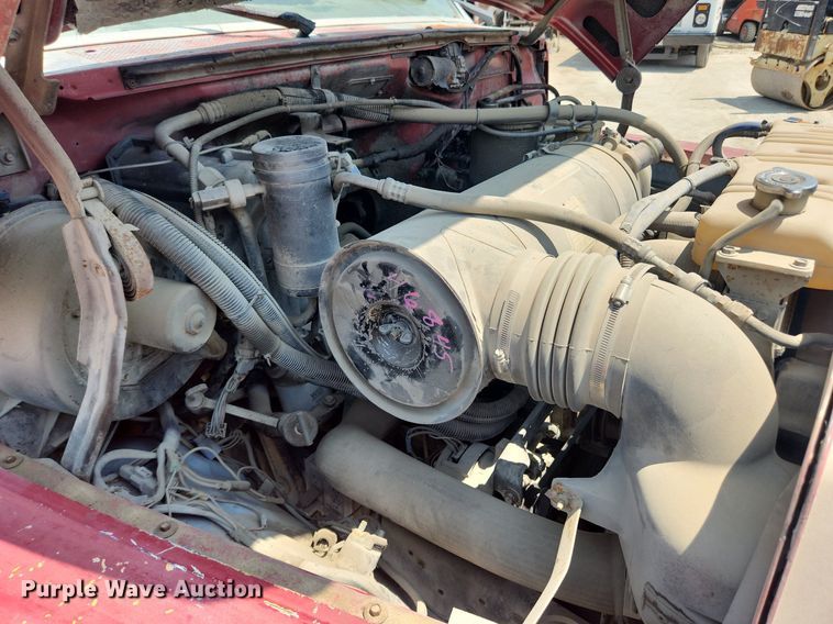 image for item LX9638 1992 Ford F600  flatbed truck