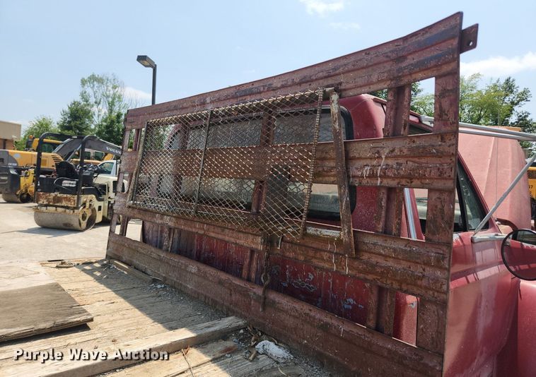 image for item LX9638 1992 Ford F600  flatbed truck