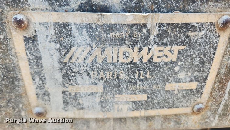 image for item LX9638 1992 Ford F600  flatbed truck