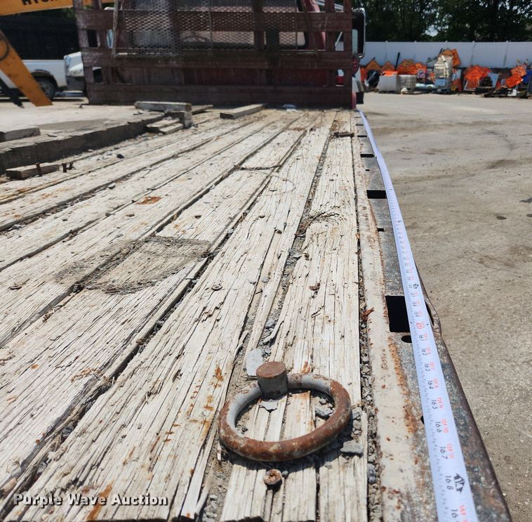 image for item LX9638 1992 Ford F600  flatbed truck