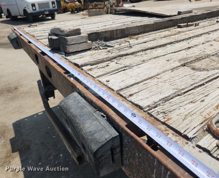 image for item LX9638 1992 Ford F600  flatbed truck