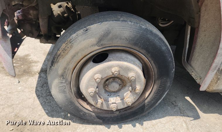 image for item LX9638 1992 Ford F600  flatbed truck