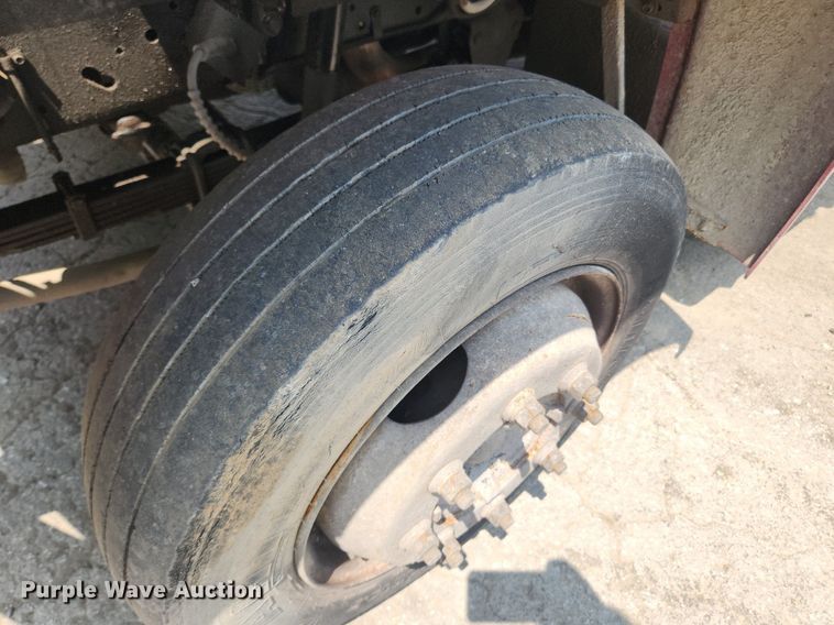 image for item LX9638 1992 Ford F600  flatbed truck