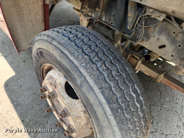 image for item LX9638 1992 Ford F600  flatbed truck