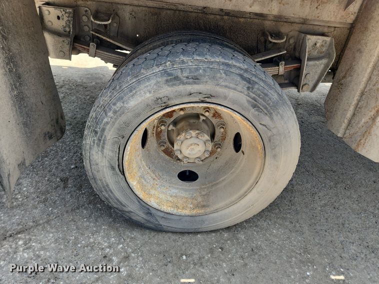 image for item LX9638 1992 Ford F600  flatbed truck