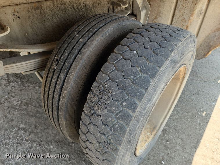 image for item LX9638 1992 Ford F600  flatbed truck