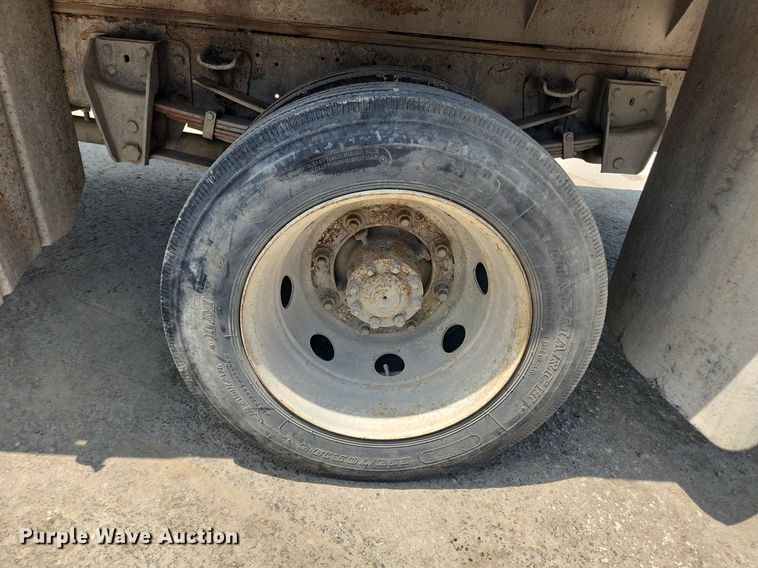 image for item LX9638 1992 Ford F600  flatbed truck