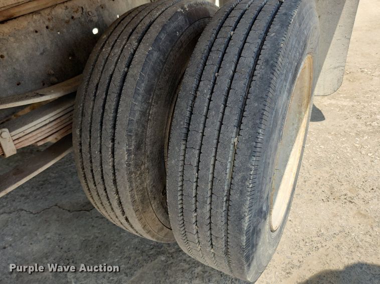 image for item LX9638 1992 Ford F600  flatbed truck