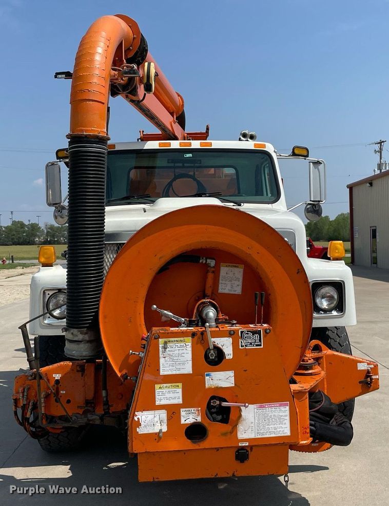 image for item LY9731 2001 International 2554  sewer jetter truck