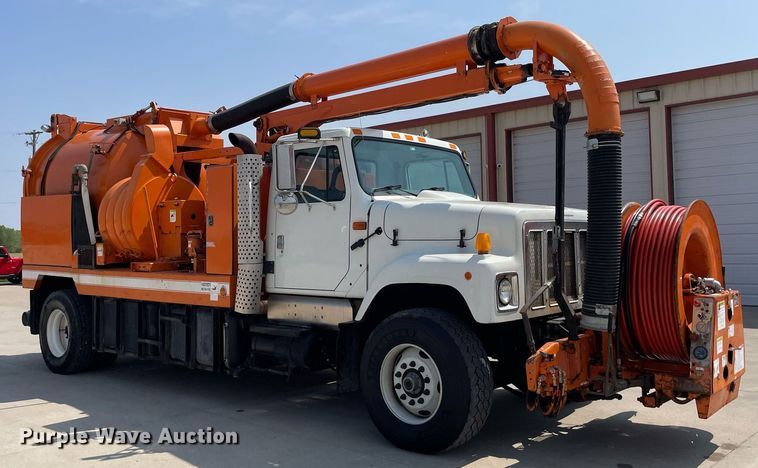 image for item LY9731 2001 International 2554  sewer jetter truck