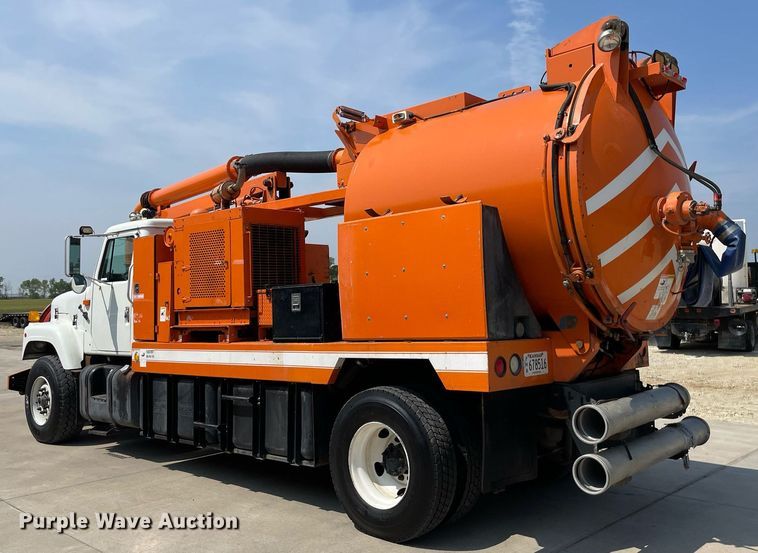 image for item LY9731 2001 International 2554  sewer jetter truck
