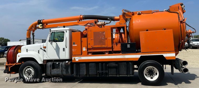 image for item LY9731 2001 International 2554  sewer jetter truck