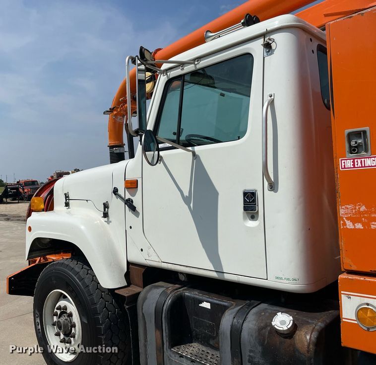 image for item LY9731 2001 International 2554  sewer jetter truck