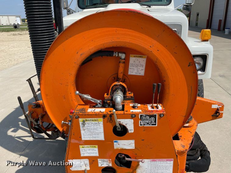 image for item LY9731 2001 International 2554  sewer jetter truck